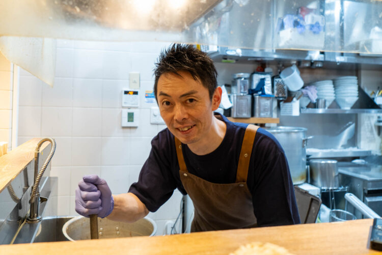 スープを仕込んでいる店長の井口敬太さん。