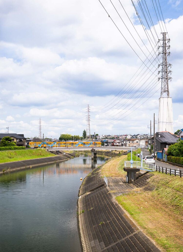 坂川を渡る流鉄流山線は豊かなカラーバリエーションが特徴。