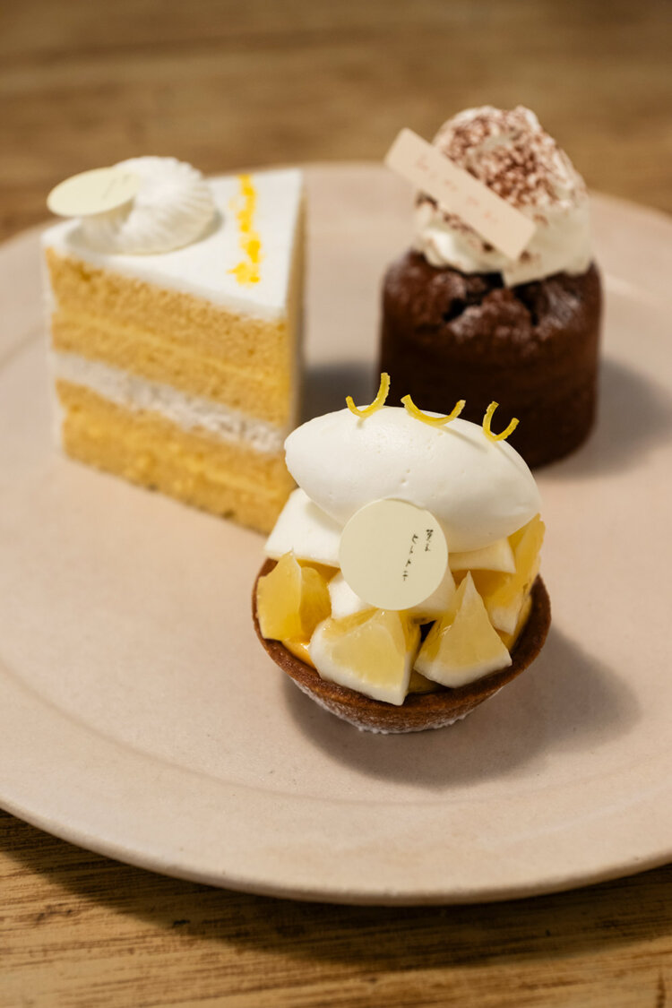小夏のタルト680円、レモンのショートケーキ565円、ガトーショコラ740円。