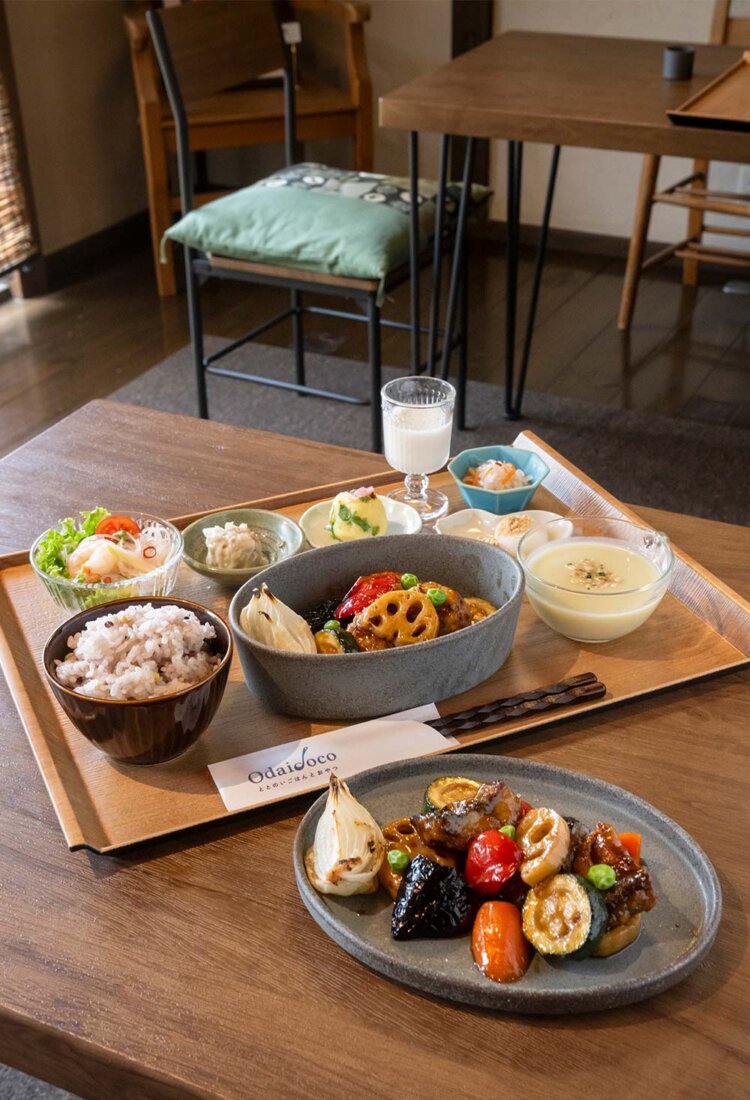Odaidoco御膳2200円。メインは鶏団子黒酢あん、鯖の麹揚げ黒酢あんから選べる。