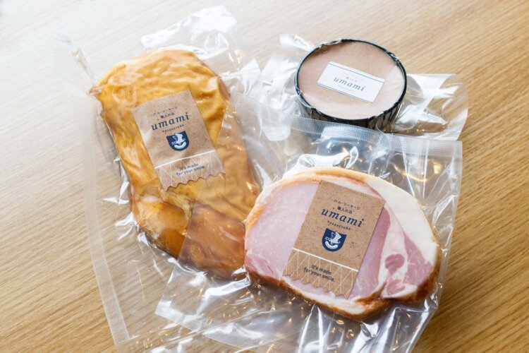 ロースハム厚切りステーキ約650円、スモークチキン約1000円、みりんレバーペースト約650円（価格は1パックあたりの目安）。