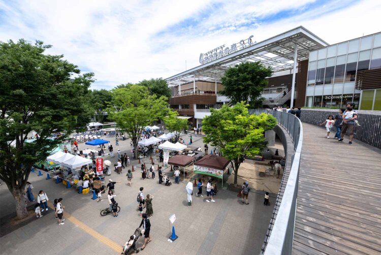 流山には、家族が楽しめる日常がある。『流山おおたかの森S.C.』前の広場は親子連れをはじめ、流山市民がたくさん集う場所になっている。