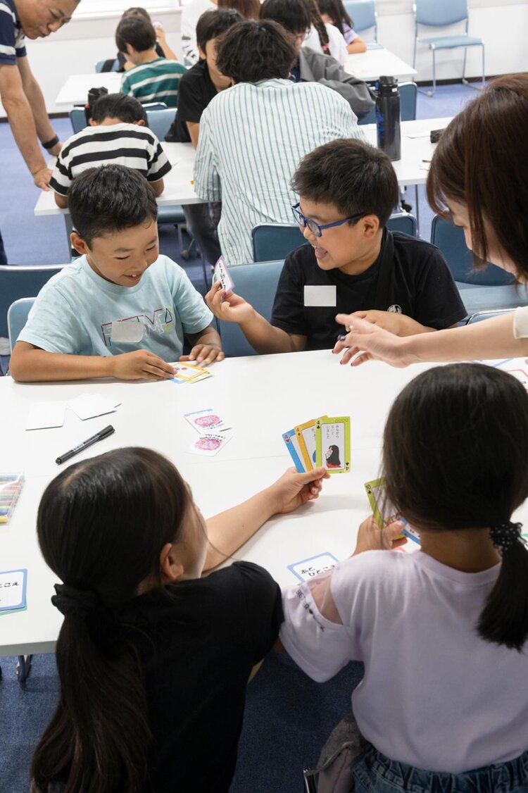 「ながれやま遊び探究コミュニティ」の活動の様子。学生有志団体「遊び研究会」の大学生や社会人がサポートしている。