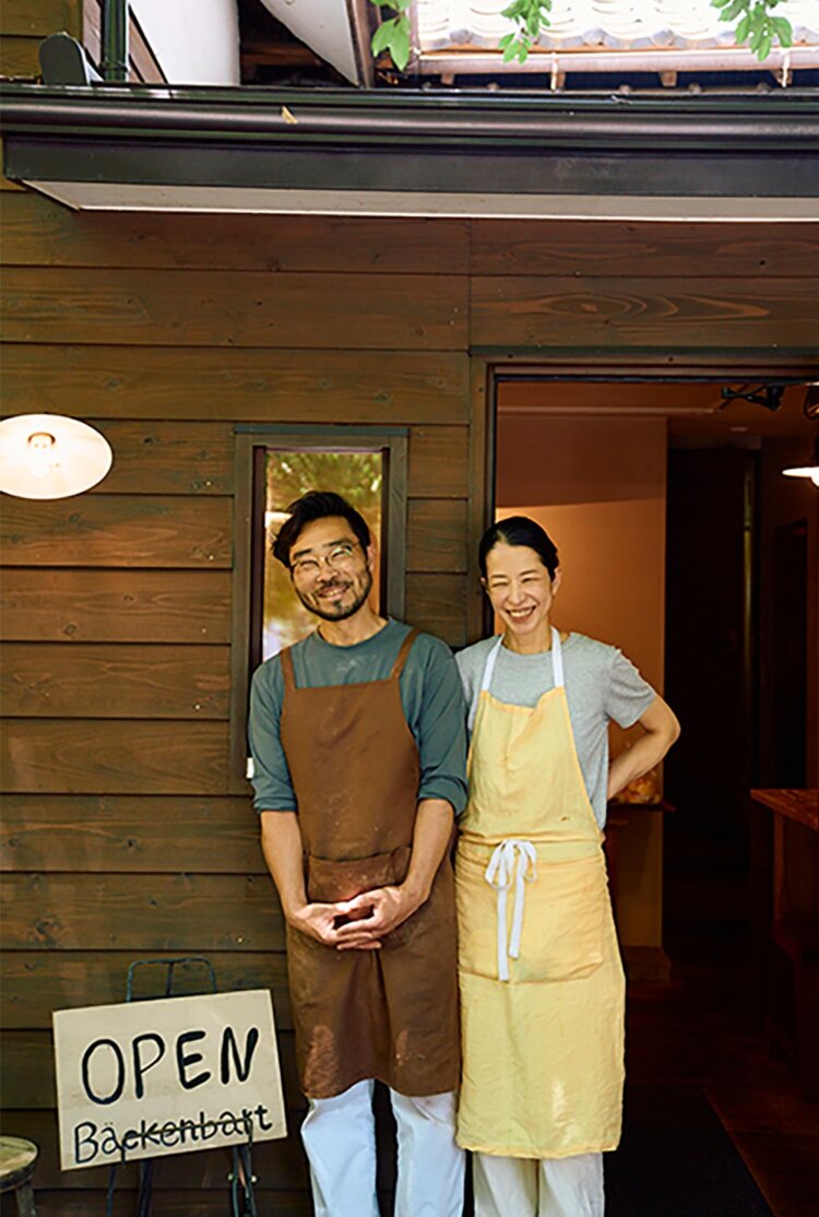 店主の小川さん夫妻。「曽祖父の家を改装し開業しました」。