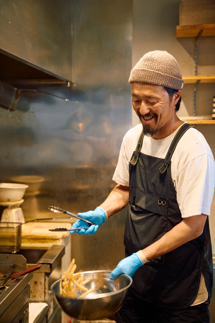 店主の粕谷洋介さん。「バーガーと相性のいいポテトも好評です」。