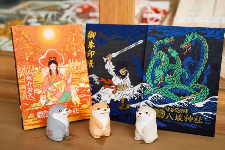 素戔嗚尊が描かれた御朱印帳2000円など。