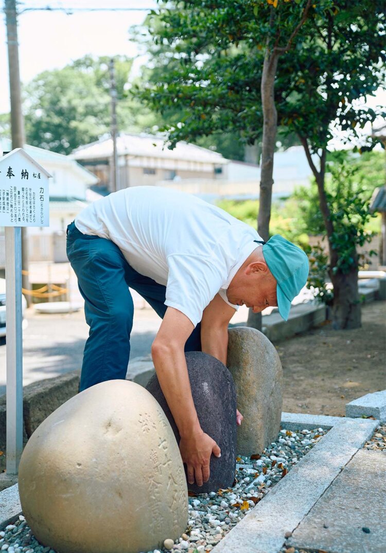 境内には土中から見つかった力石も。