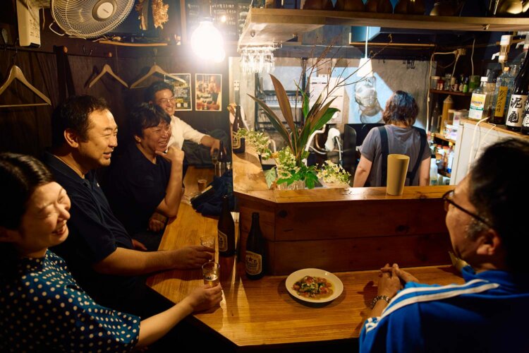3坪7席の狭さが一体感を生む。「500円前後で飲めるお酒がいっぱい！」。