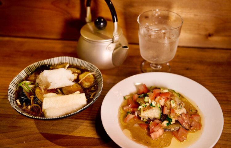 なすのみぞれ揚げ500円に揚げ餅1個150円をプラス。焼酎の「泥亀」450円は芋と麦を用意。
