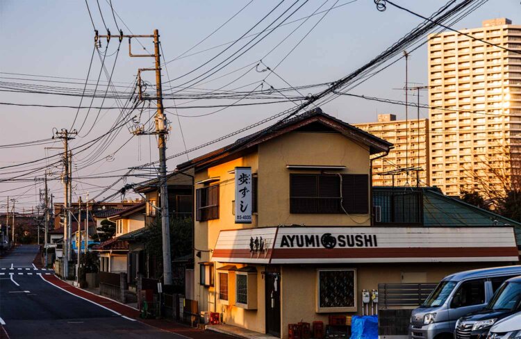 昔ながらの店の奥には高層マンションが（撮影＝鼠入昌史）。
