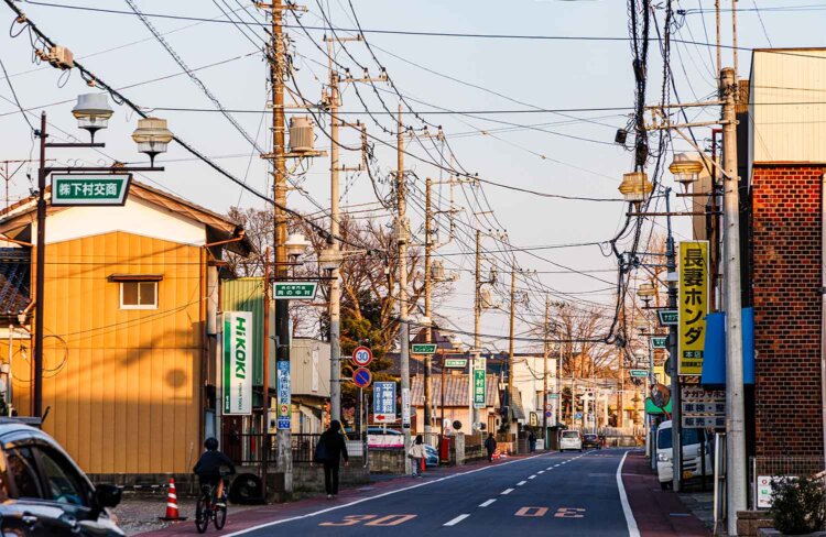 新旧が混在している。商店街も健在（撮影＝鼠入昌史）。