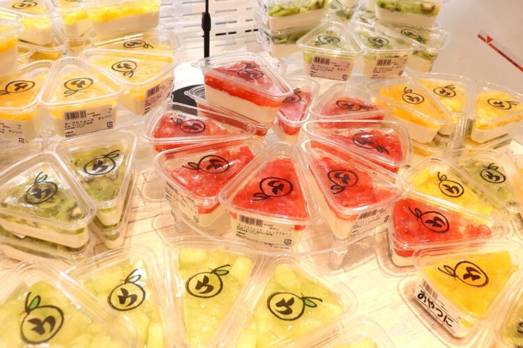 「桃のクズジュレと食べるパンナコッタ」（季節商品）も人気。