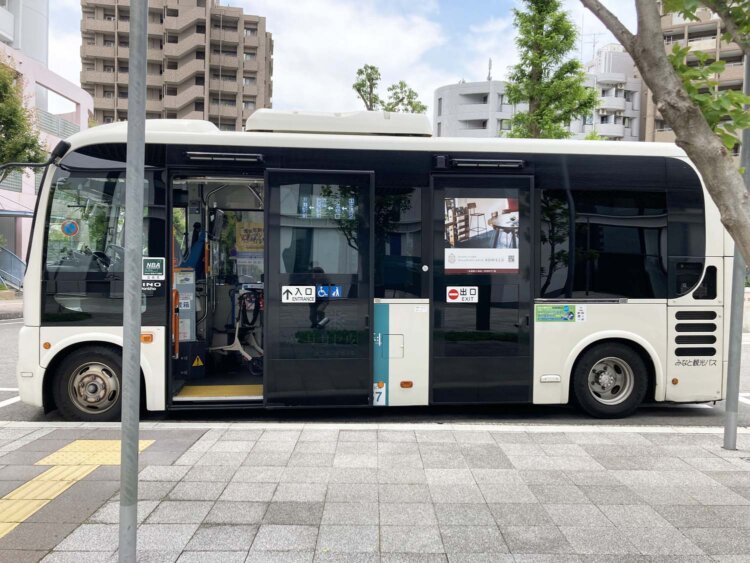 コンパクトだが30人ほどが乗車できる。