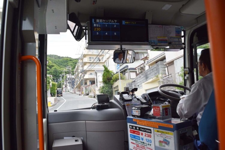 高度な運転技術が必要であろう道を走っていく。