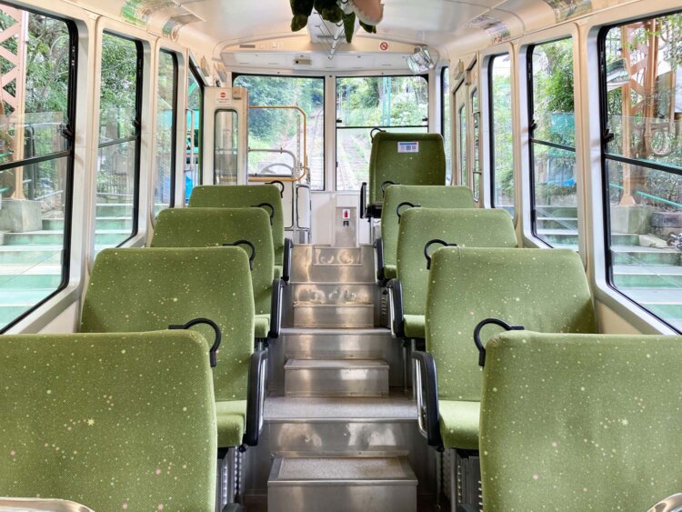 旅気分が高まる摩耶ケーブルの車内。