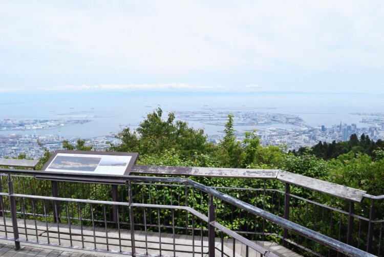 神戸市街地と向こうの海まで見晴らせる掬星台。