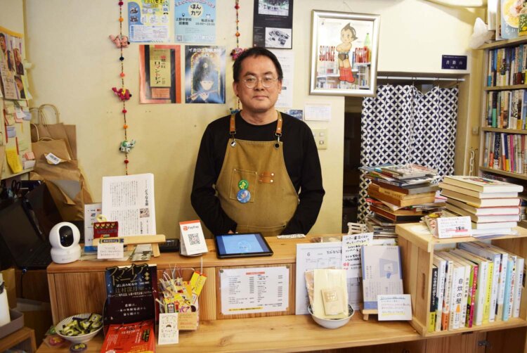 『たびたび書店』の店主・河田真さん。