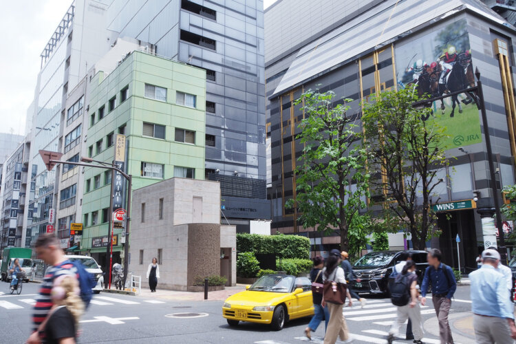 公衆トイレが面している交差点の反対側から見たところ。
