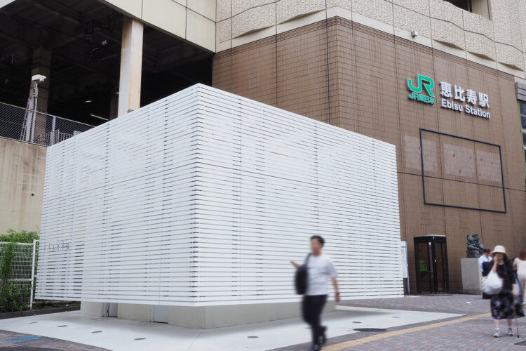 恵比寿駅前交差点側から見たところ。