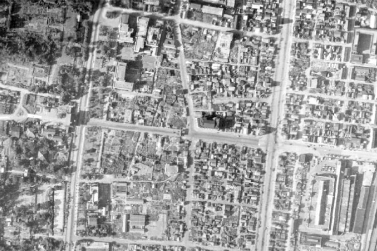中央が芝大門交差点（出典＝国土地理院撮影〈1945〜1950年〉の空中写真）。