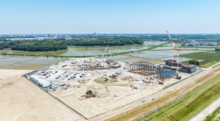 上空から見た建設地。左から球場、屋内練習場、選手寮兼クラブハウス。