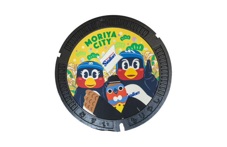 マンホールはは市のイメージキャラクター「こじゅまる」も一緒に。