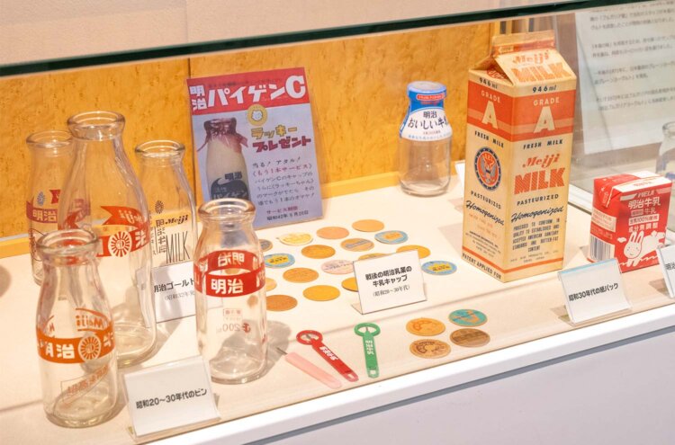 昔の瓶や広告などを展示。