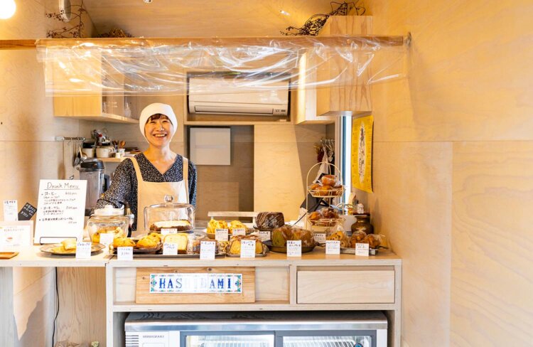 「アイスはウッドデッキの席でどうぞ」