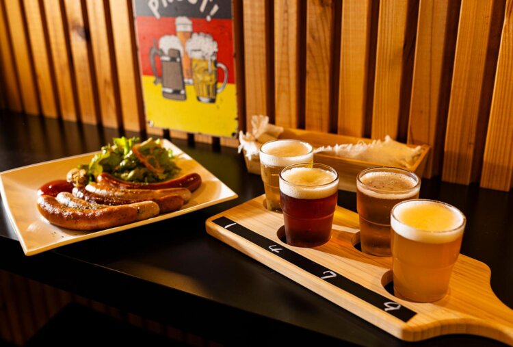 4種類を150mlグラスで飲める飲み比べセット（火･水･木限定）2180円と、ソーセージ全種盛り5本4690円。