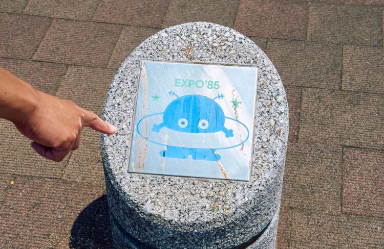 同駅東口の車止めにもコスモ星丸と、つくば万博のシンボルマーク。