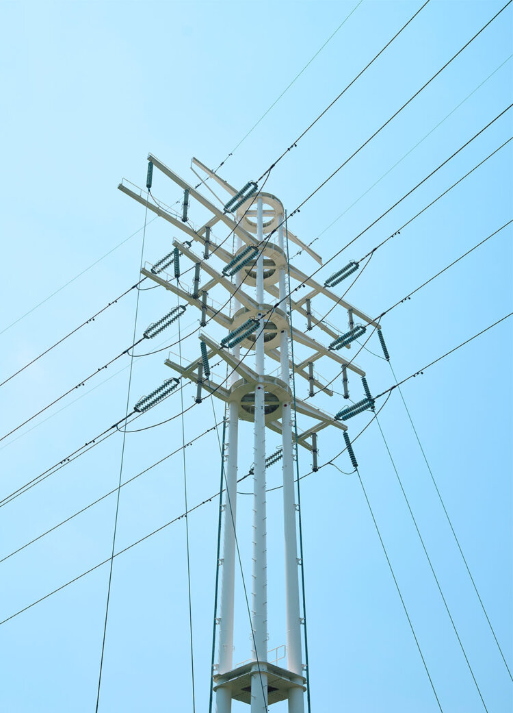 黒川紀章のデザイン監修とされるレトロフューチャーな送電塔も残る。