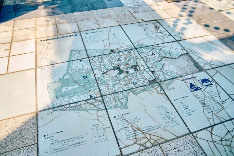 科学の門の下の、万博会場マップ。