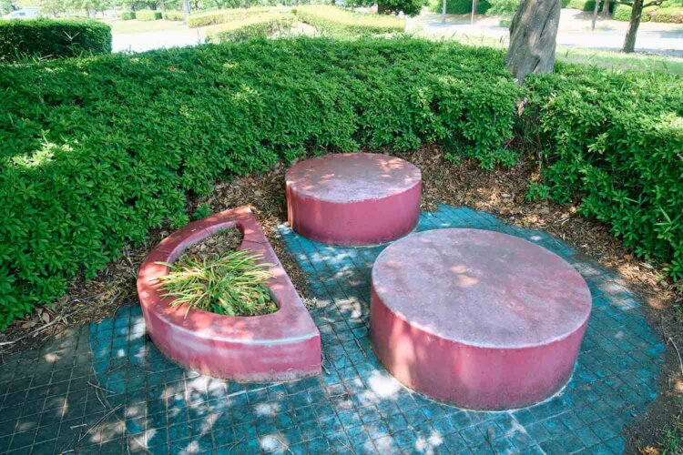 同公園で“笑うベンチ”を発見。ファンシー感が80'sぽく、当時のもの？