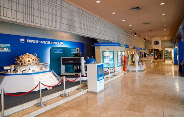 万博の展示コーナーは1階に。