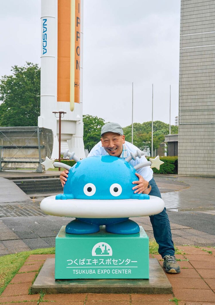 屋外展示場にはコスモ星丸の記念撮影スポット。背後のH-Ⅱロケットの模型は今年（2026年）、塗装工事が終わったばかり。「もう君を離さない……！」