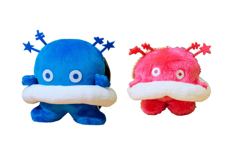 左から、人気No.1のコスモ星丸ぬいぐるみ1500円。コスモ星丸マスコットキーチェーンミニ700円。