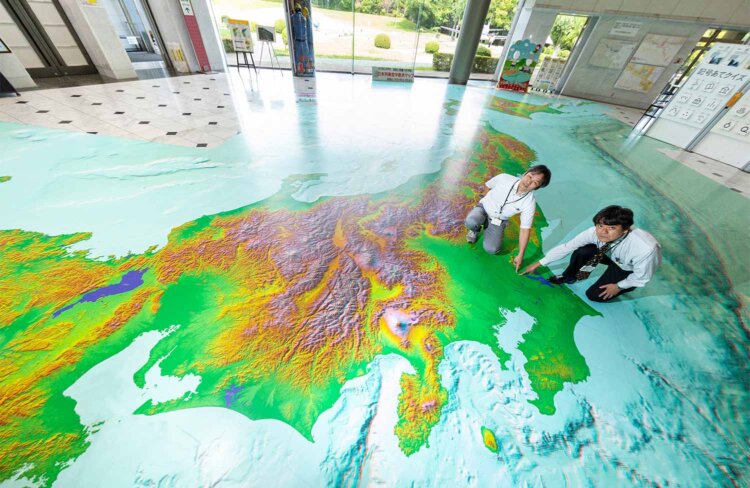 入ってすぐのホールに広がる、縮尺10万分の1の日本列島空中散歩マップ。赤青メガネで見ると地形が立体的に見える。