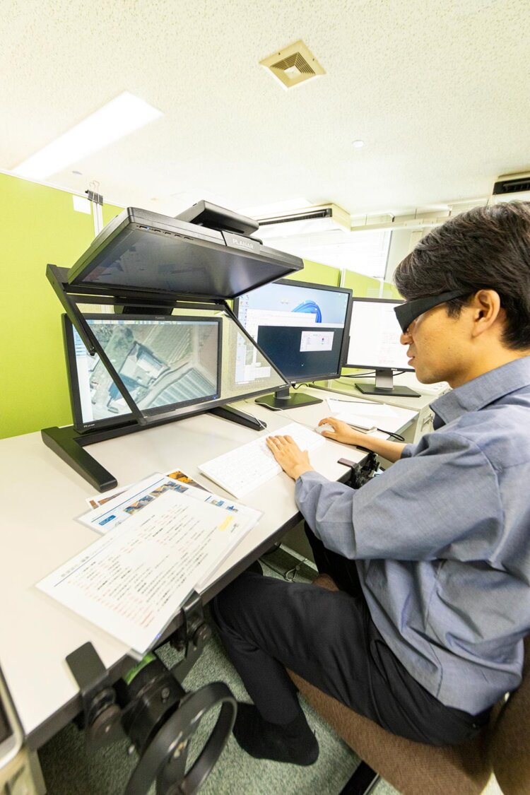 デジタルステレオ図化機で作業中。