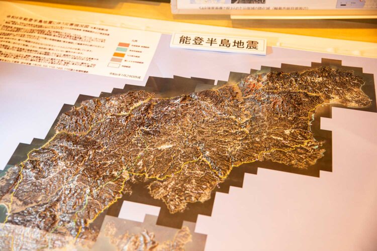 能登半島地震の災害概況図。斜面の崩壊があった場所などが示されている。