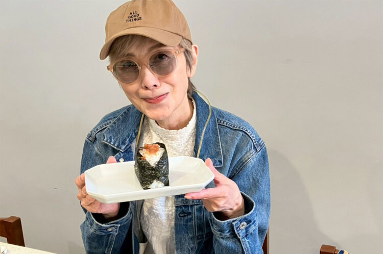 『onigiri momofuku』、カウンターには素敵なご姉妹が立たれていました。うめ370円。