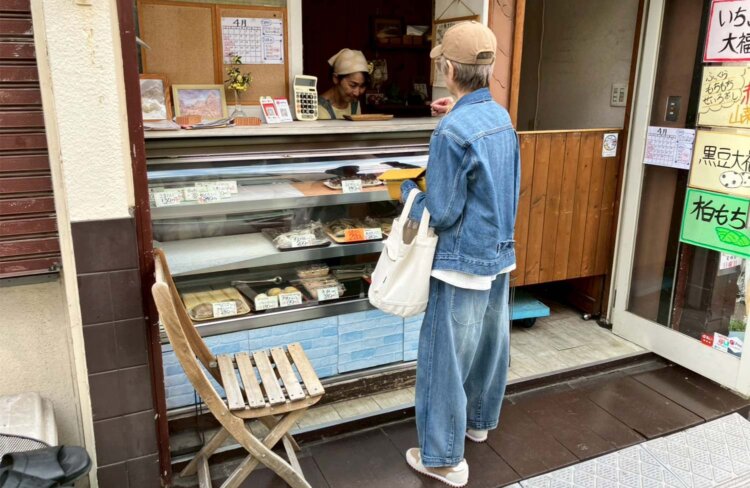 『すずくら』さん。和菓子屋さんのおにぎりに間違いなし！　しゃけ200円。