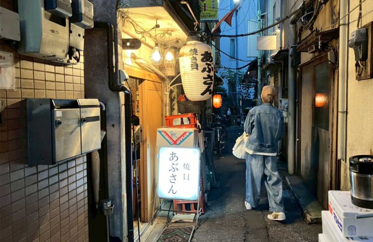 素敵な路地がたくさんありました。こちらは『焼貝あぶさん』がある路地。