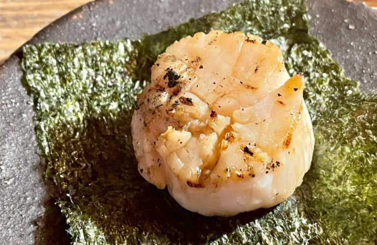 帆立の磯辺焼は1400円。日本酒と一緒にいただきました。