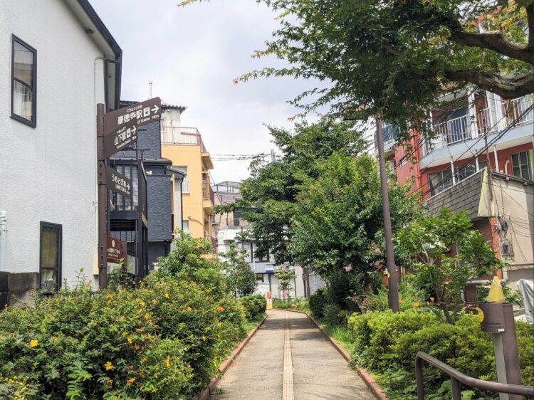 東急世田谷線山下駅と山下商店街を結ぶ短い緑道。