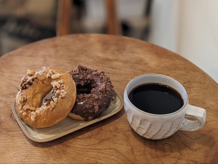 左から、コーヒーナッツ350円、チョコクランブル380円。ハンドドリップコーヒー（ダークブレンド・HOT）500円。