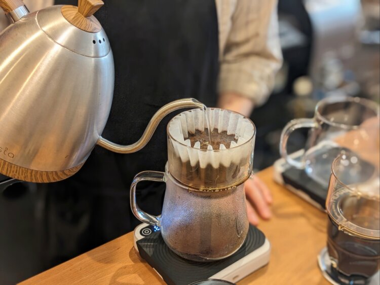 林さんがコーヒーを淹れる様子を見て、自分で淹れる時の参考にしたい。