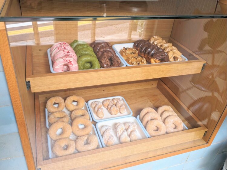 店の扉を開けると、すぐ正面にドーナツが並んだショーケースがある。