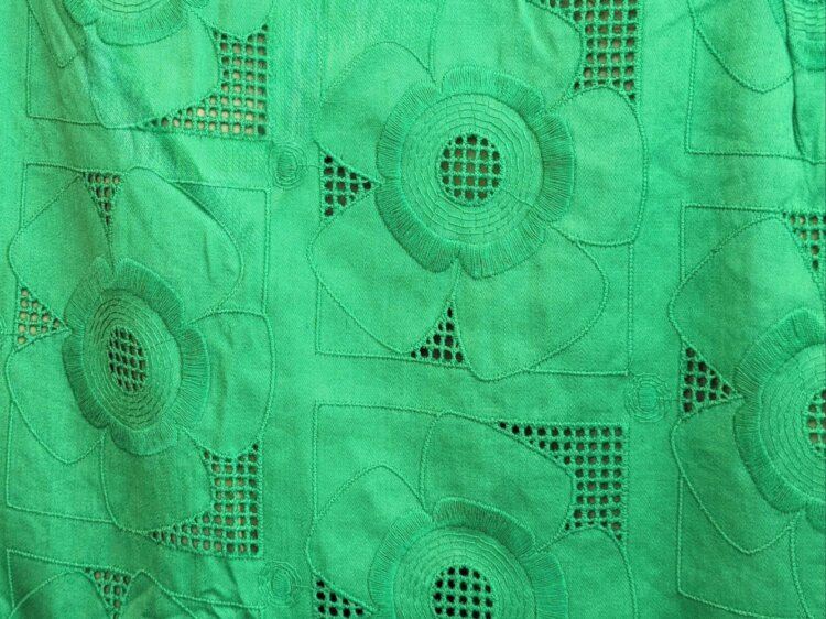 レース同様、刺繍も魅力の一つ。細かいディティールがたまらない。