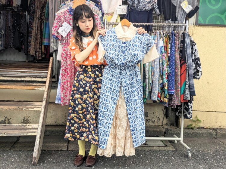 1枚でも着られ、いろいろ着回がきく前開きのワンピース4620円。中に着たブラウス3520円。レースのスカート3960円。