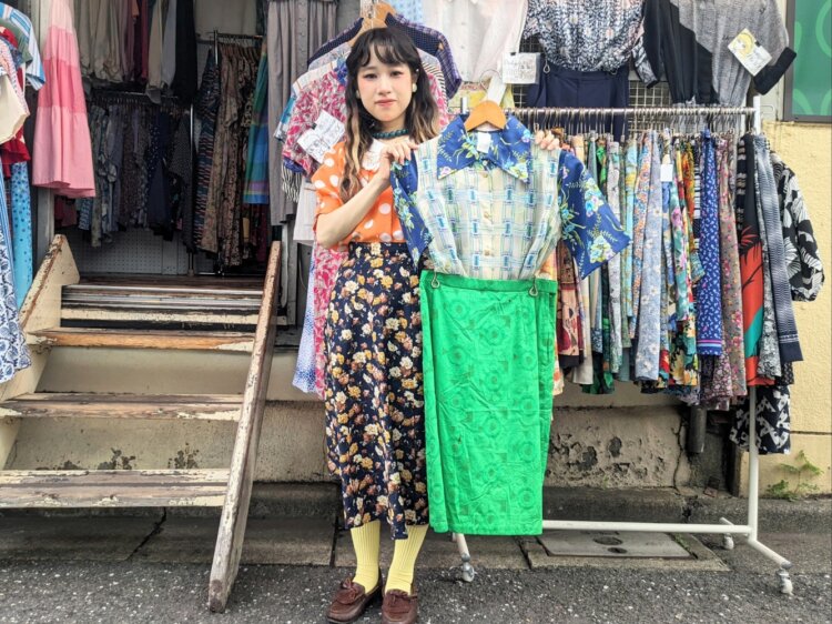半袖シャツ2750円。ノースリーブシャツ2970円。スカート3850円。緑やブルー系など、色をリンクさせてコーディネート。